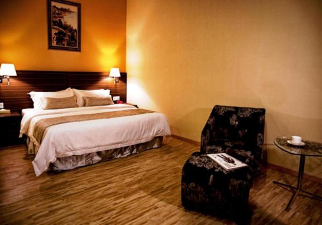 Pine Tree Hotel Бату-Пахат Номер фото